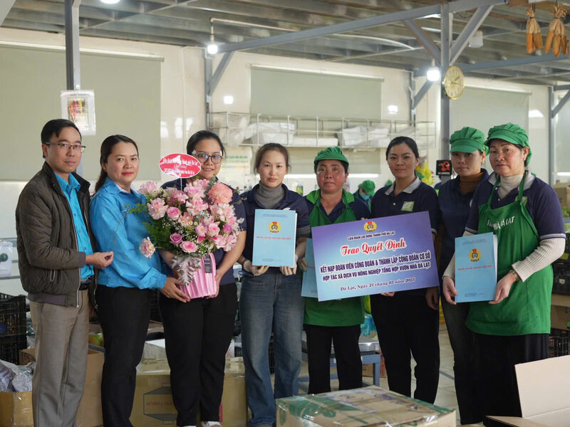 Ms. Dinh Thi Thuy Duong - President of the Da Lat City Labor Federation (second from left) presented the decision and flowers to congratulate the Da Lat Garden Agricultural Service Cooperative. Photo: Thuy Linh