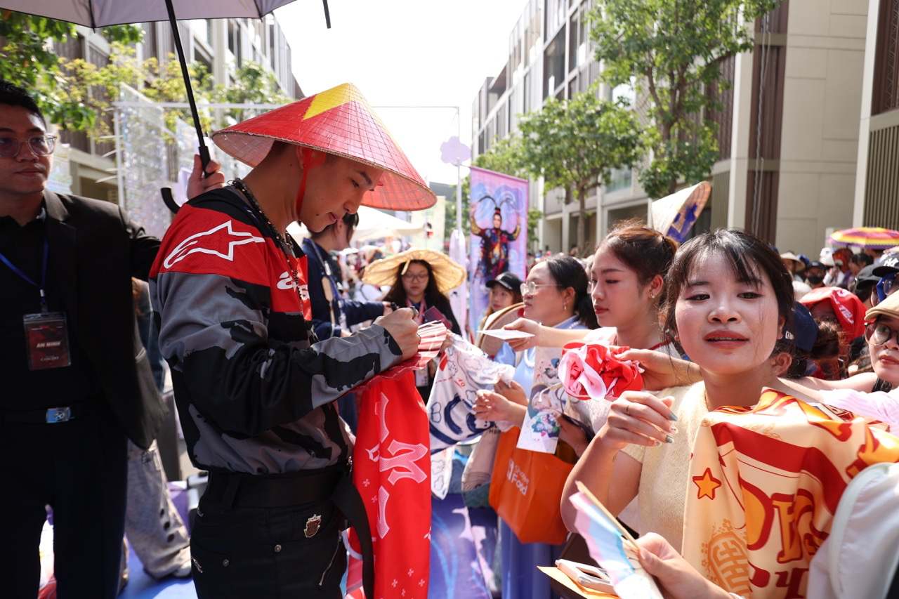 Brother Cuong Seven interacted with fans. Photo: Trang Thy.