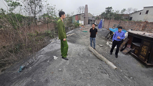 Scene of the illegal dumping of 123 tons of slag in Dai Bai (Gia Binh, Bac Ninh) on March 14. Photo: Bac Ninh Police