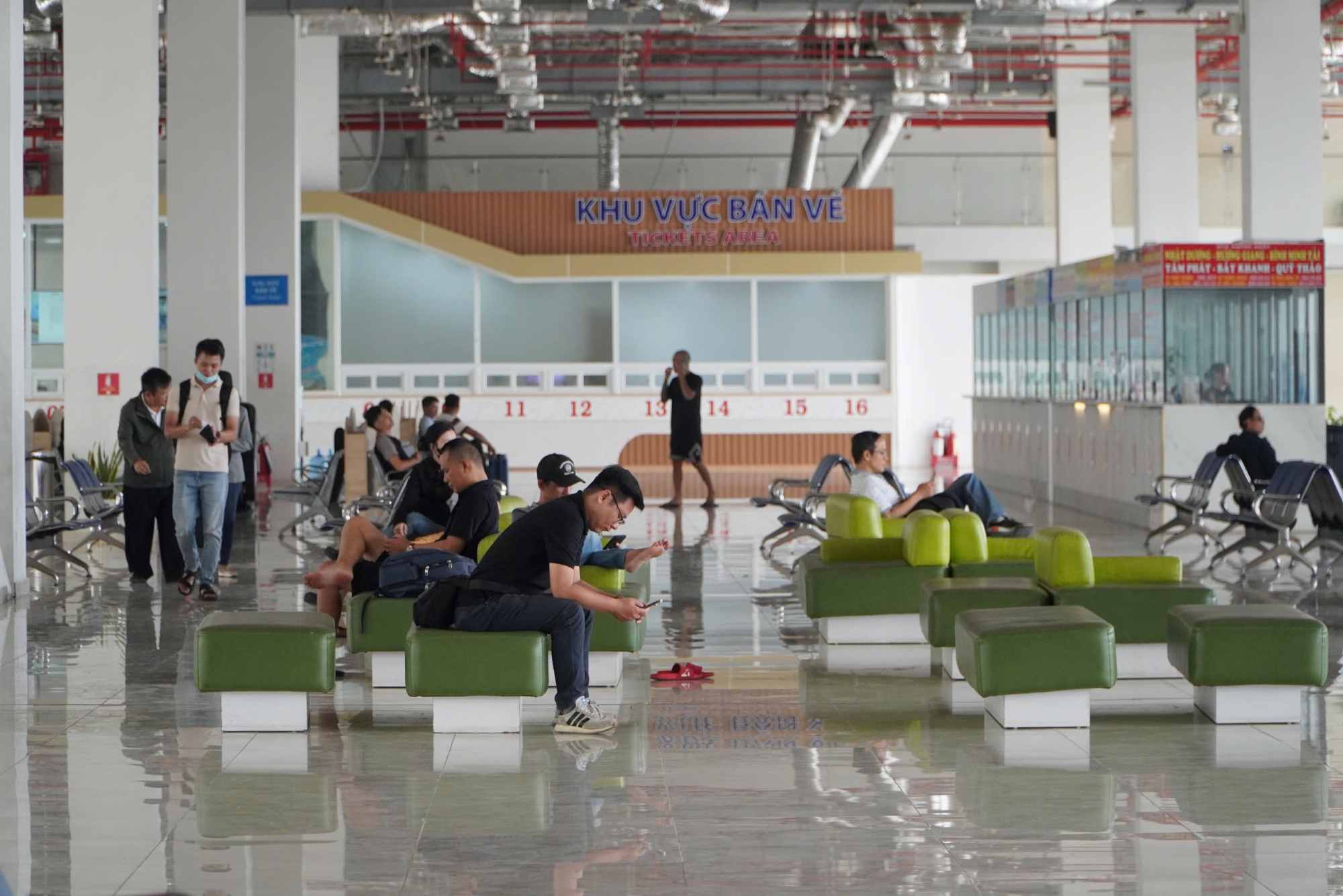 Passengers traveling during the 2025 Lunar New Year at the new Mien Dong Bus Station (Thu Duc City, Ho Chi Minh City). Photo: Minh Quan