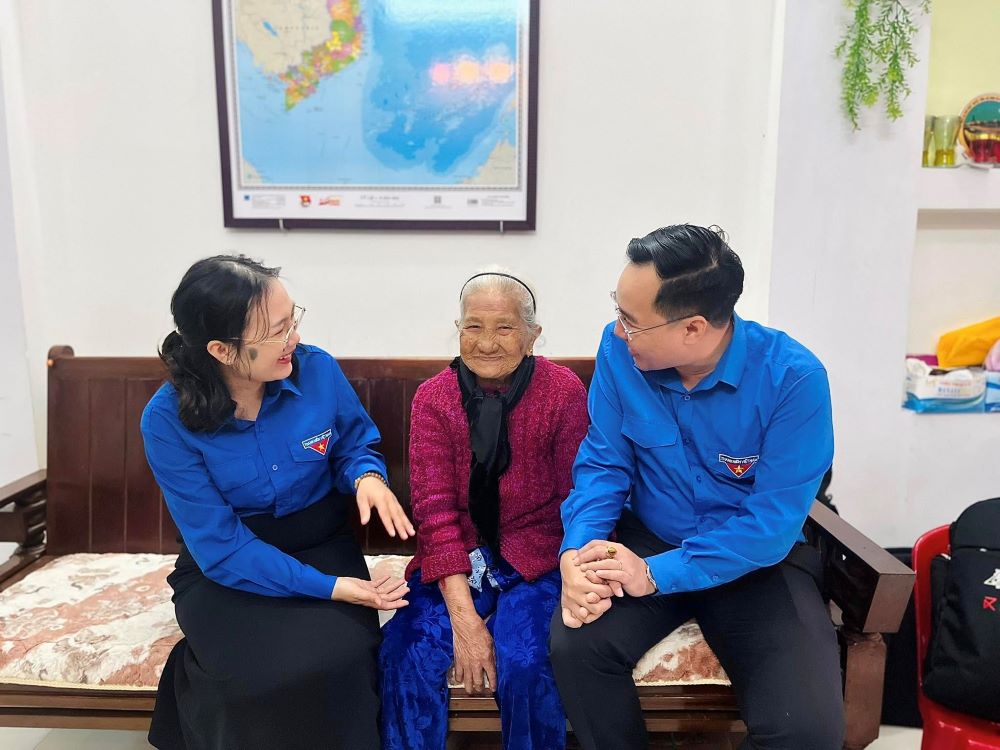 Da Nang visits Vietnamese Heroic Mothers on the occasion of the Liberation of the City. Photo: Da Nang City Youth Union