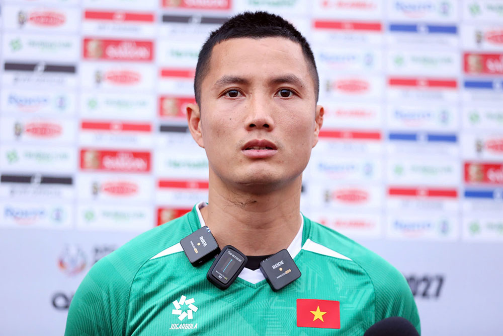 Goalkeeper Dinh Trieu answered an interview during the afternoon session of the Vietnam team on March 22. Photo: Thanh Vu