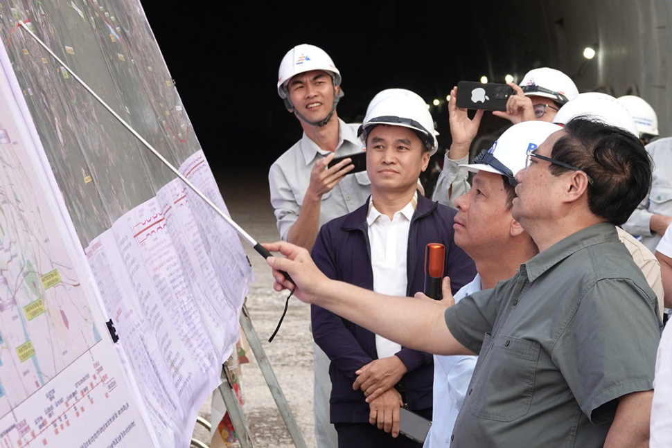 Prime Minister Pham Minh Chinh surveyed the Son Trieu tunnel. Photo: Hoai Luan