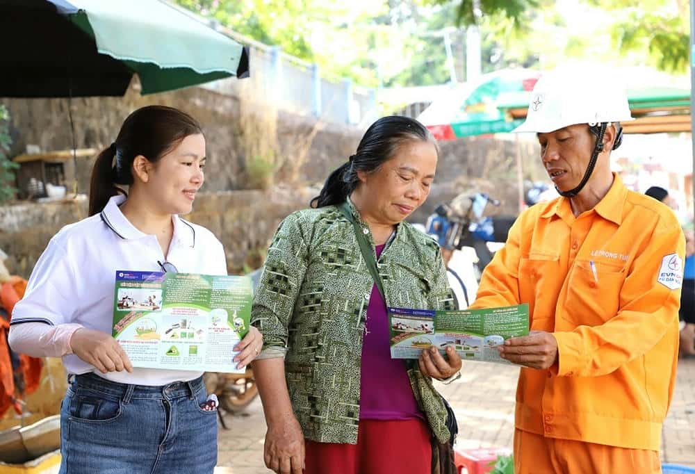 PC Dak Nong distributes leaflets to promote safe, efficient and Earth Hour- respondent electricity use. Photo: Tam An