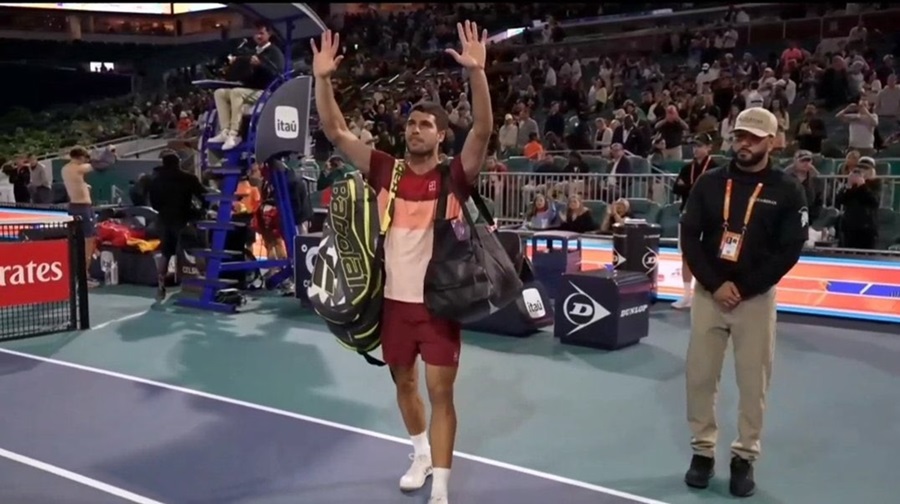 Alcaraz suffered his first loss to a player outside the world's top 30 this season. Photo: Cut from video