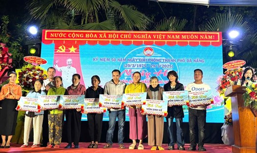 Trao hỗ trợ vốn sinh kế cho các hộ khó khăn tại Đà Nẵng. Ảnh: Trần Thi