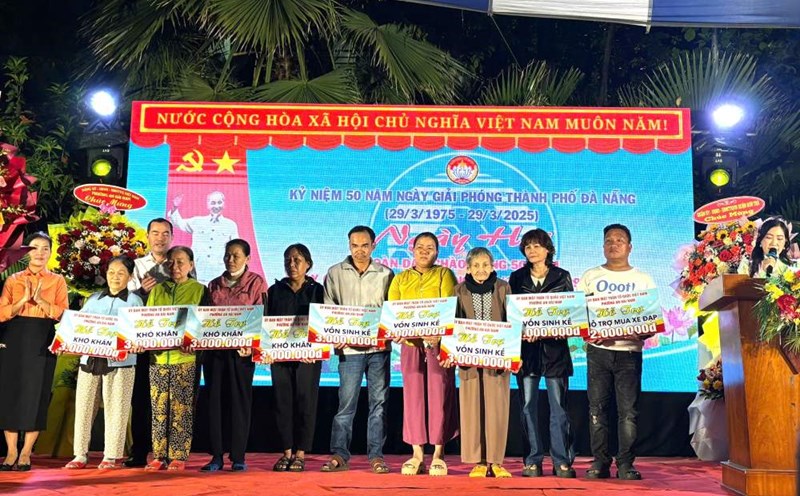 Awarding livelihood support capital to disadvantaged households in Da Nang. Photo: Tran Thi