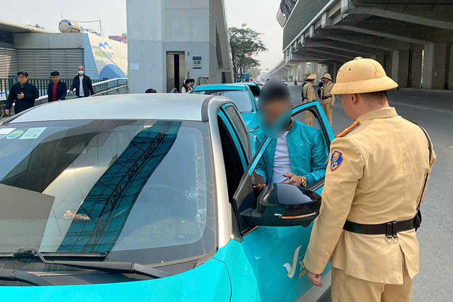 Handling cars parked in a wrong manner, violating regulations in front of the bus station gate in Hanoi