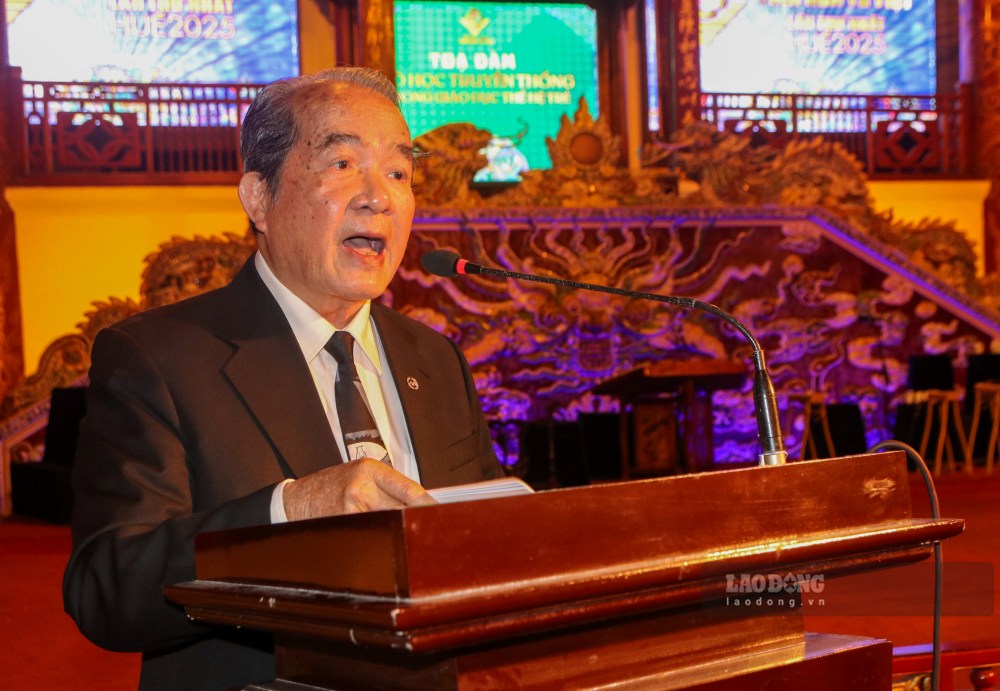 Legendary martial artist Nguyen Van Dung shared the benefits of learning martial arts at the seminar. Photo: Nguyen Luan.