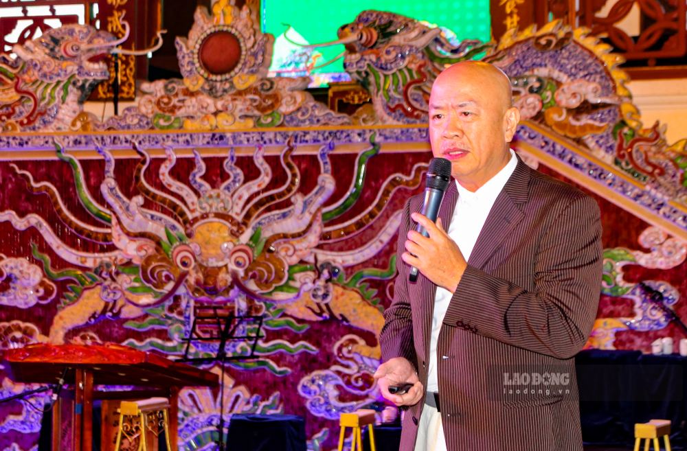 Nha bao – vo su Le Thanh Phong chi ra nhung he luy cua viec ap luc hoc tap va gioi tre bi tiem nhiem boi mang xa hoi. Anh: Nguyen Luan.