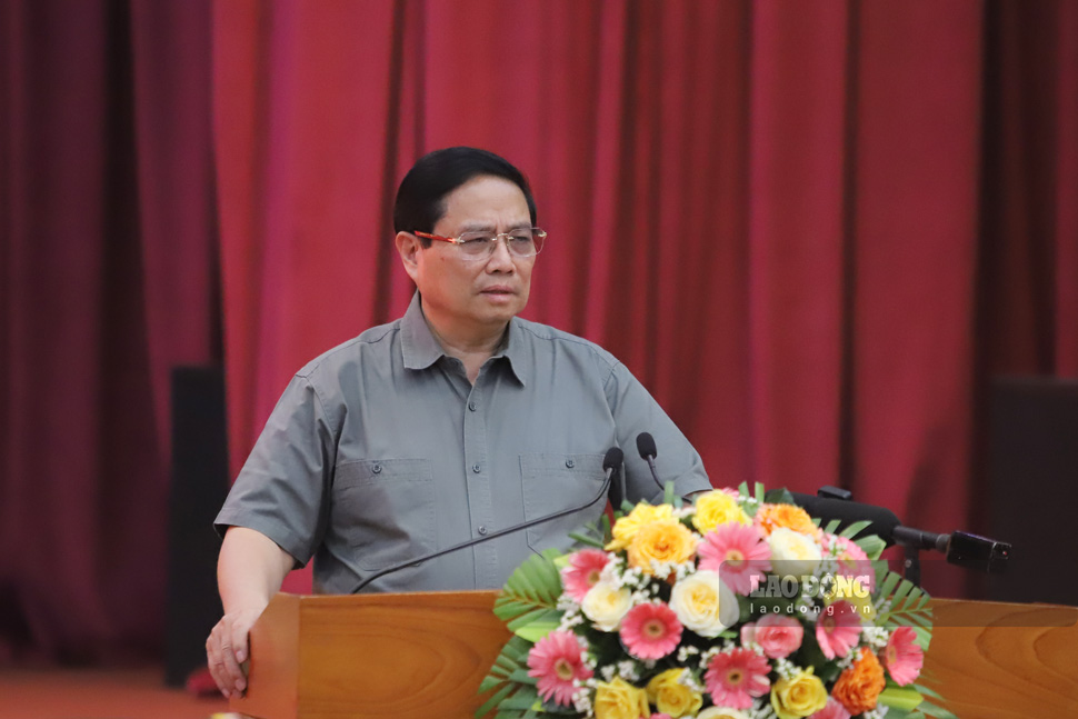 Prime Minister Pham Minh Chinh gave a speech at the meeting with Binh Dinh province. Photo: Hoai Luan