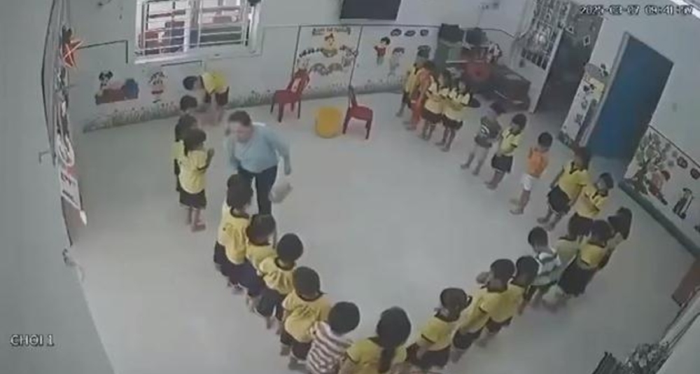 The video clip recorded the scene of a teacher beating a student, believed to be at a kindergarten in Phu Quoc. Photo from video