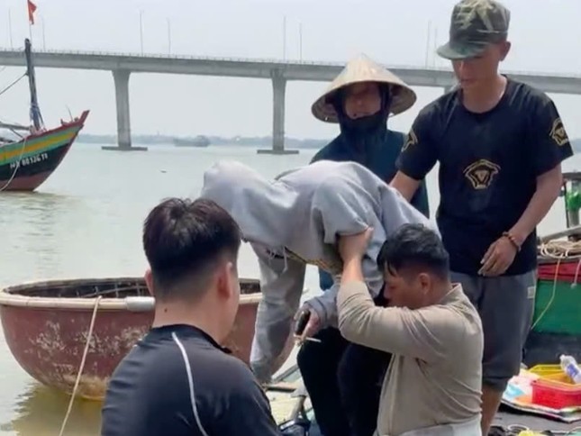The young man jumped off the bridge to commit suicide and was fortunately rescued by local people and brought to shore safely. Photo: Ngoc Anh