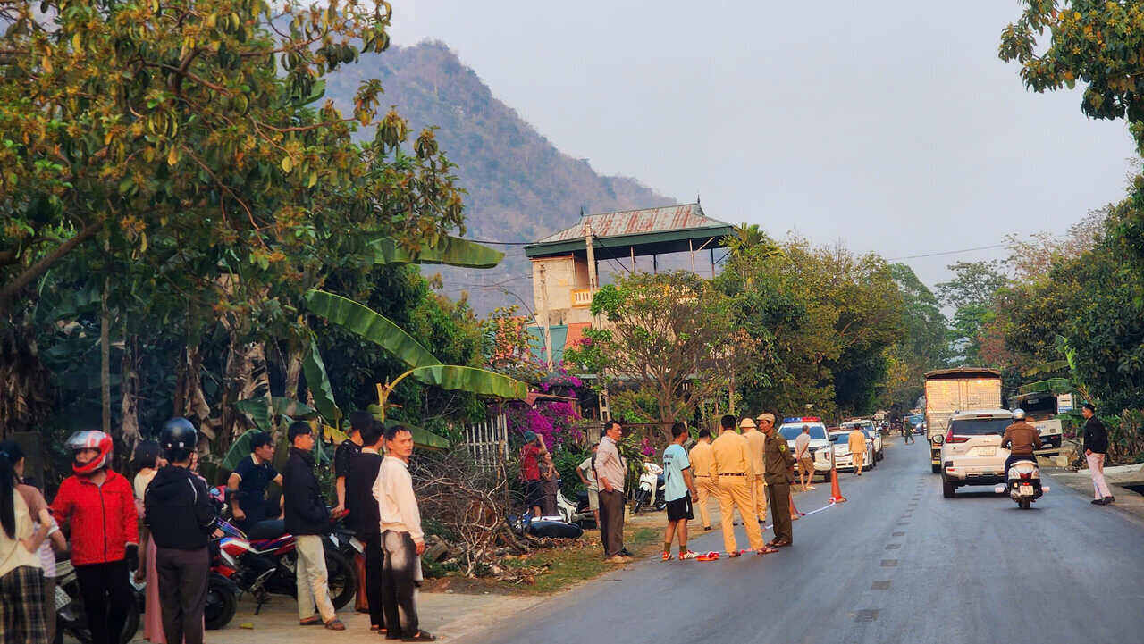 Scene of the accident on National Highway 6. Photo: Minh Nguyen