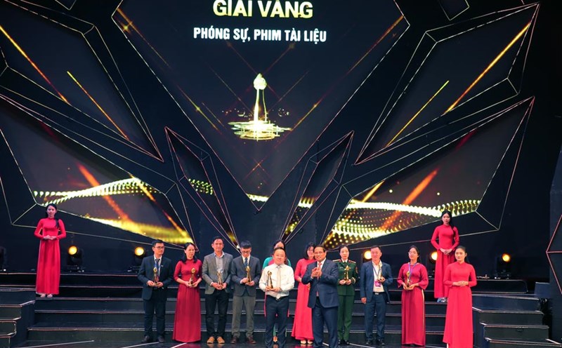 Prime Minister Pham Minh Chinh presented the Gold Award for Reports and Documentaries. Photo: Organizing Committee