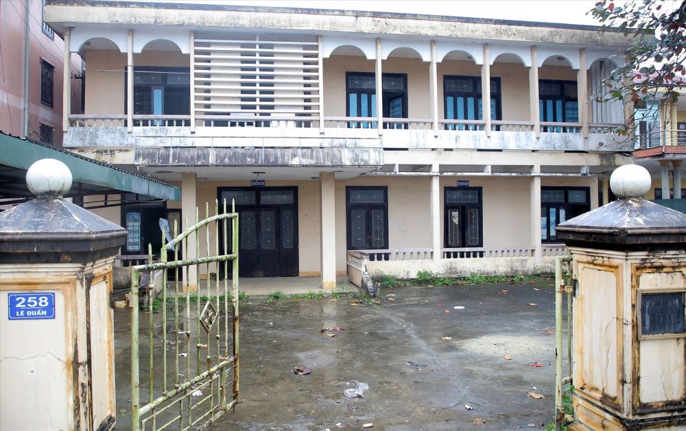 The abandoned public office is located on National Highway 1A through Gio Linh District, Quang Tri Province. Photo: Hung Tho.