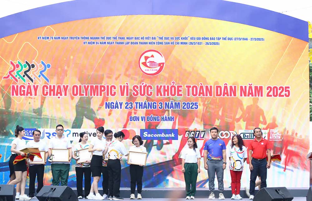 Trao tang bang khen cho cac ca nhan xuat sac trong qua trinh to chuc su kien. Anh: Thanh Vu