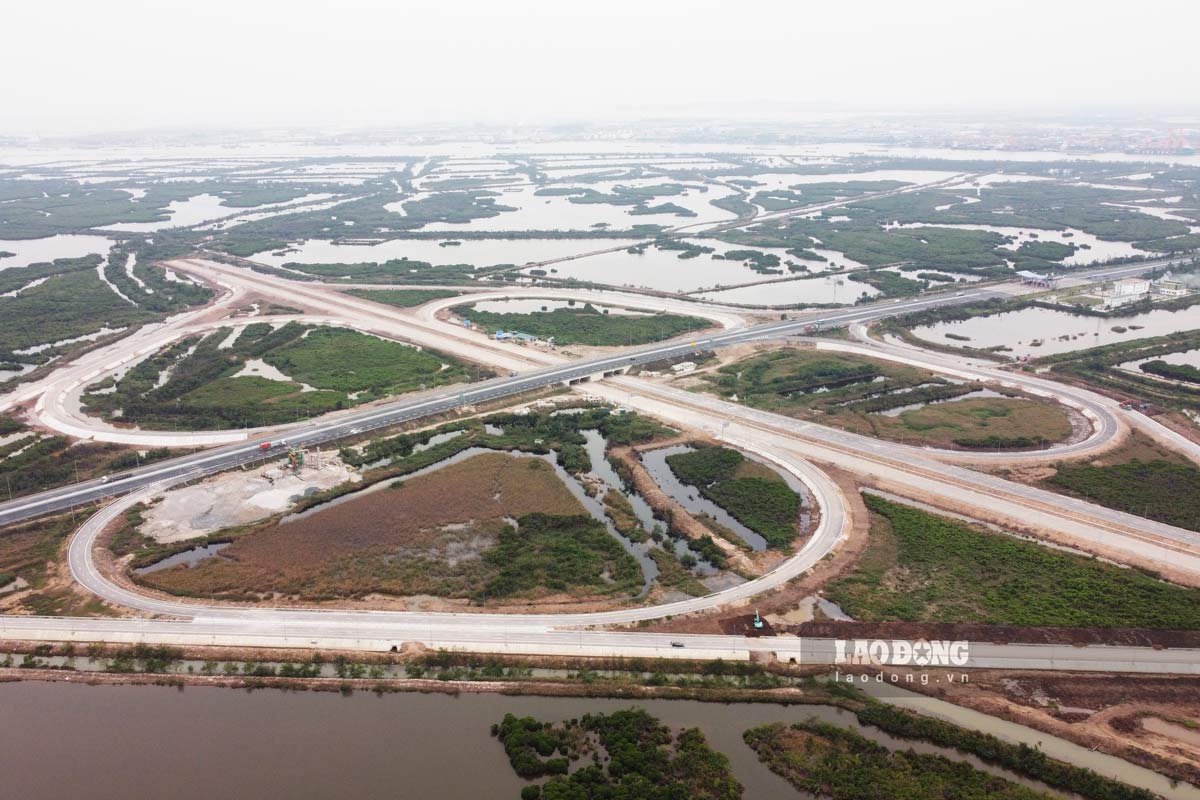 Panorama of the Dam Nha Mac intersection connecting Hai Phong - Mong Cai Expressway with the riverside route running through the western area of Quang Ninh province. Photo: Doan Hung