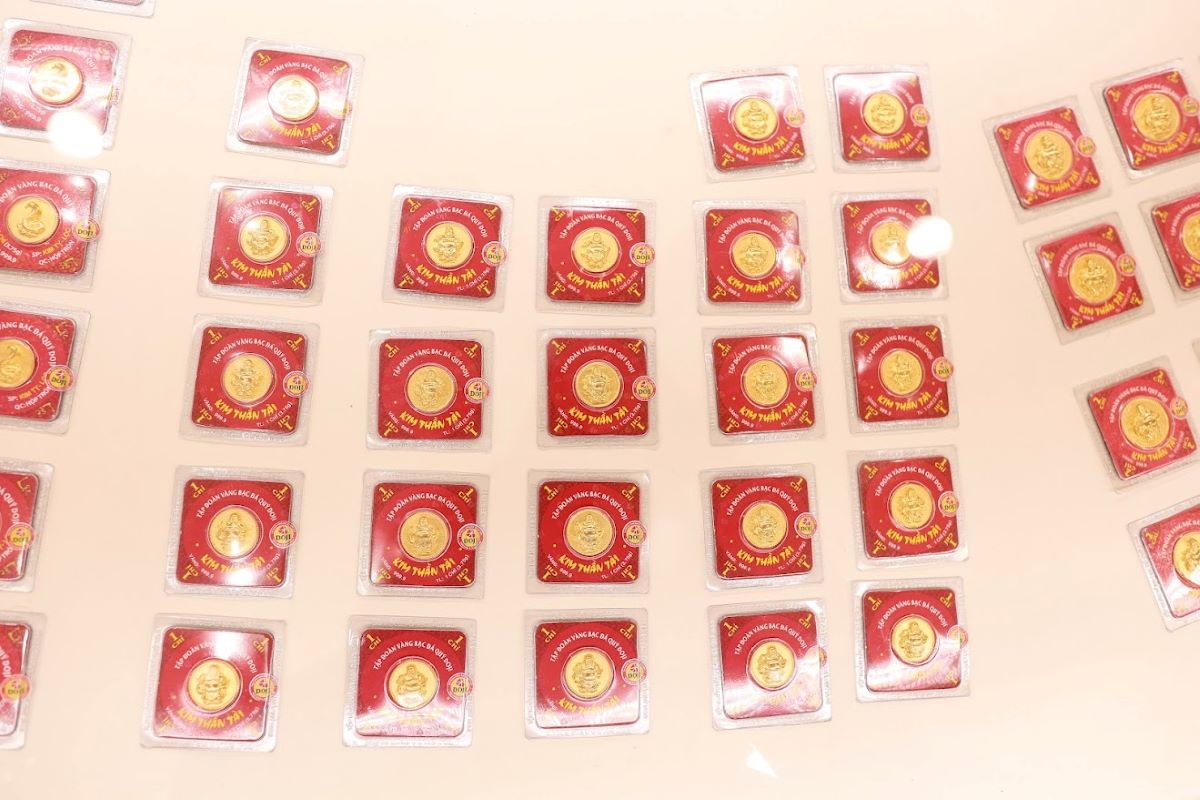 Gold prices fell after climbing to an all-time high. Photo: Hai Nguyen