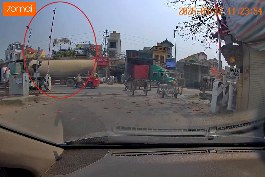 The moment the railway barrier opened when the train was arriving in Hanoi
