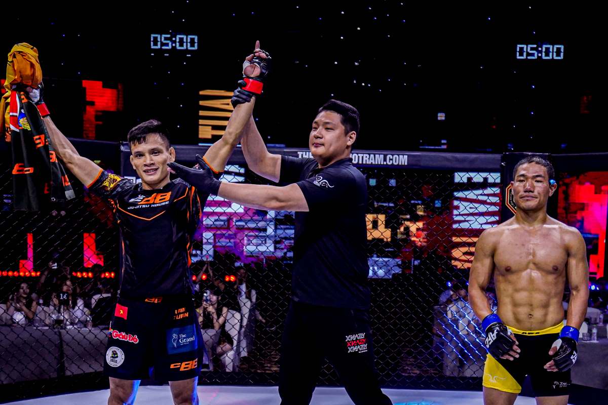The AFC 37 Ho Tram Showdown event witnessed the impressive victory of boxer Le Van Tuan over opponent China. Photo: Cocky Buffalo