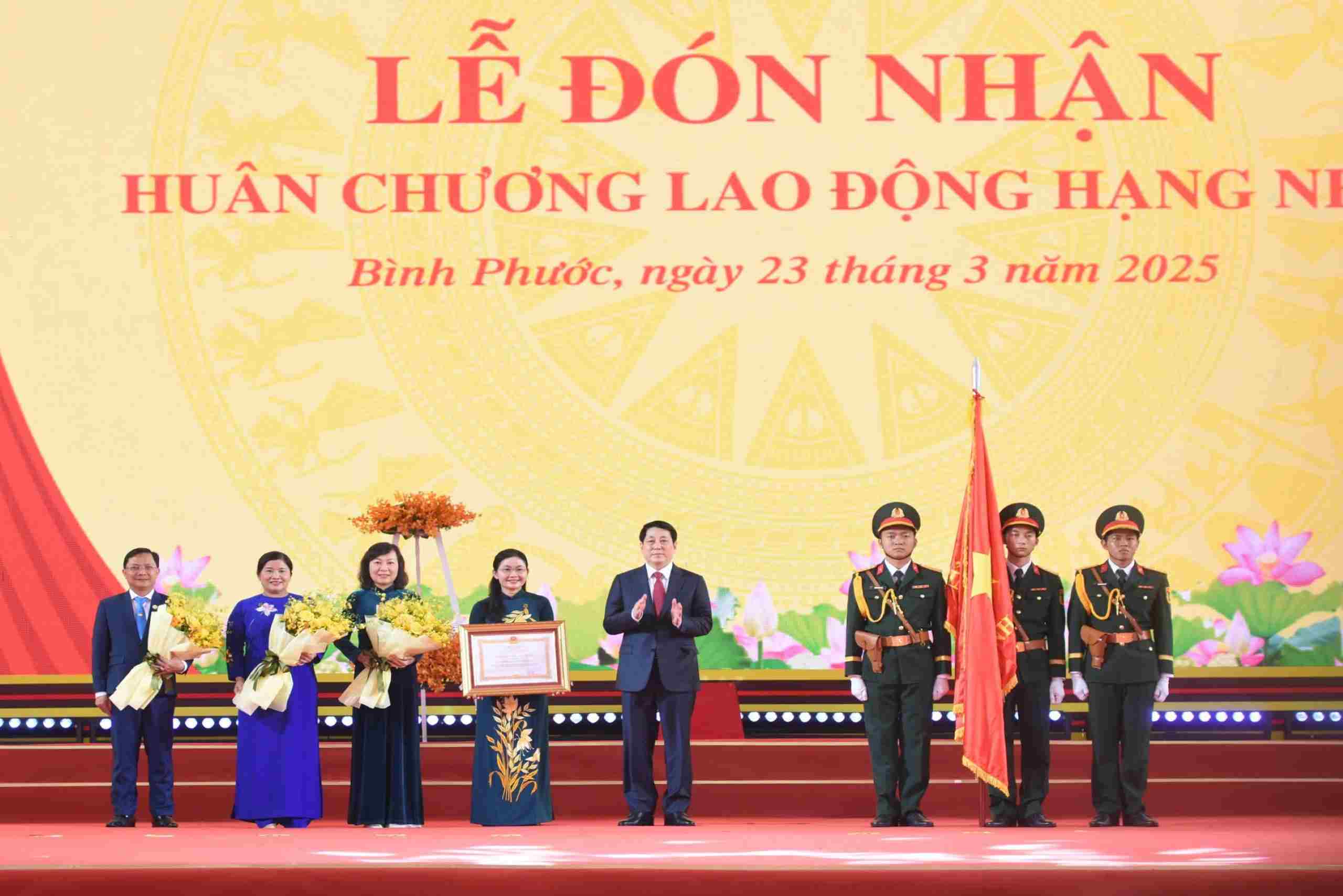 President Luong Cuong presented the First Class Labor Medal to the Party Committee, government and people of Binh Phuoc province. Photo: Dinh Trong