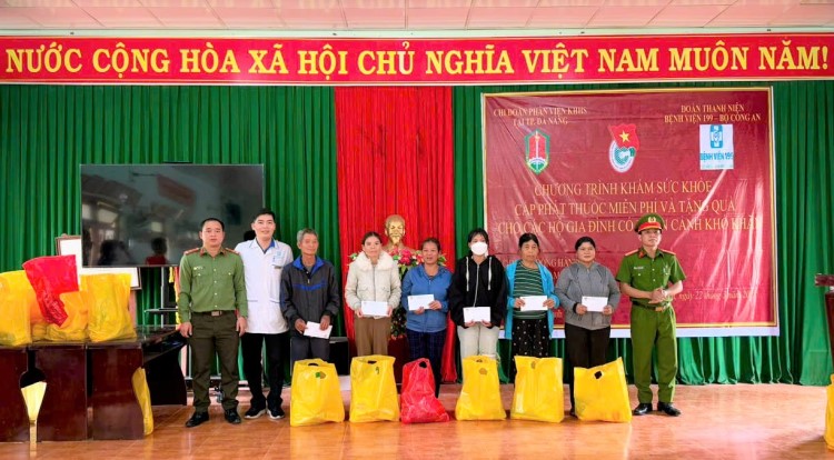 Doan cong tac trao gan 100 suat qua la nhu yeu pham can thiet cho dong bao co hoan canh kho khan. Anh: Song Han