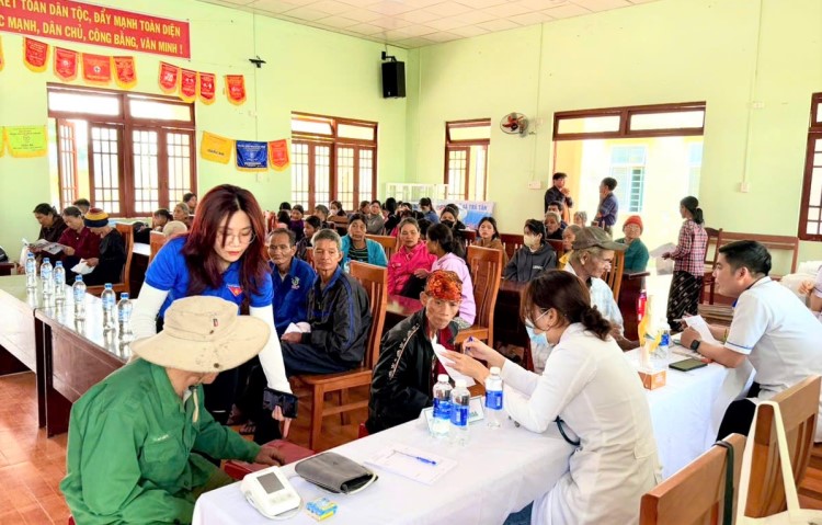 Kham benh va tang qua cho gan 100 nguoi dan chu yeu la dong bao dan toc Cor co hoan canh kho khan cua xa Tra Tan, huyen Tra Bong, tinh Quang Ngai. Anh: Song Han
