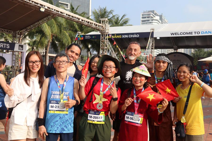 Athletes wearing Ao Dai to run the Da Nang International Marathon. Photo: Nguyen Linh
