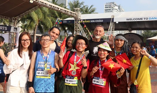 Vận động viên mặc áo dài chạy Marathon Quốc tế Đà Nẵng. Ảnh: Nguyễn Linh