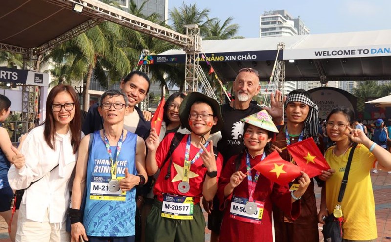 Athletes wearing Ao Dai to run the Da Nang International Marathon. Photo: Nguyen Linh