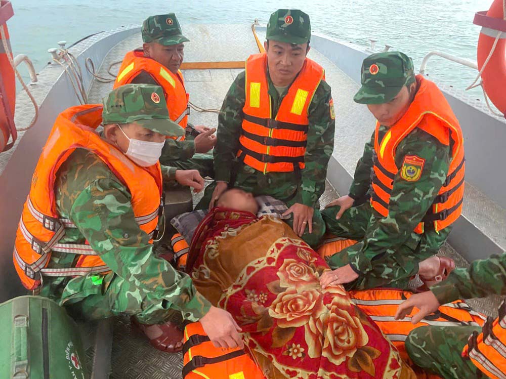 Fisherman Tran Van Huu was rescued by a fishing boat and was taken to shore by the Border Guard for emergency care. Photo: Hai Dang