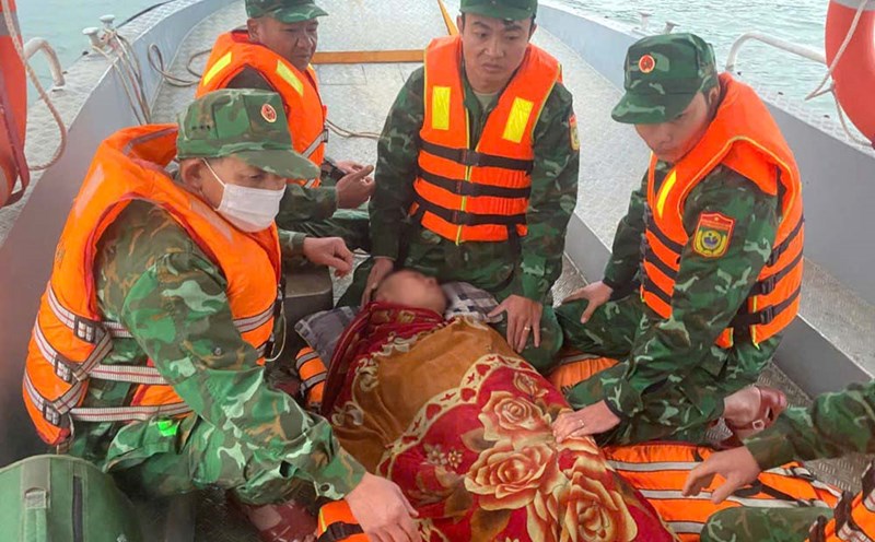 Fisherman Tran Van Huu was rescued by a fishing boat and was taken to shore by the Border Guard for emergency care. Photo: Hai Dang