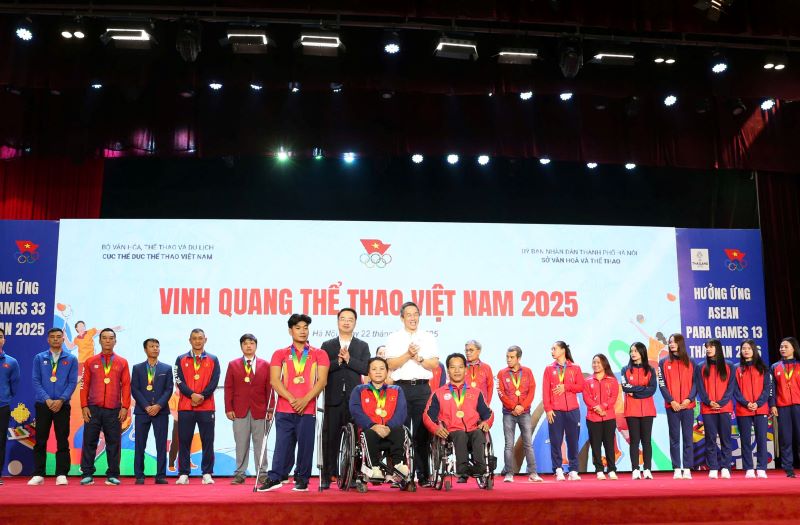 Mr. Nguyen Tuong Lam - Secretary of the Central Youth Union and Mr. Lester Tan - General Director of SABECO both presented awards to outstanding sports coaches of the year 2024. Source: SABECO