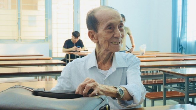 Mr. Nguyen Tan Thanh (88 years old) - studying for a Master's degree in Literature at Can Tho University - shared about his inspiration for lifelong learning. Photo: Yen Phuong