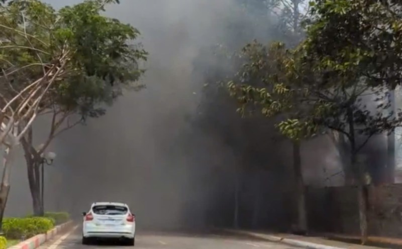 Smoke from the fire rose foggy, obstructing visibility on Nguyen An Ninh Street. Photo: Thanh An