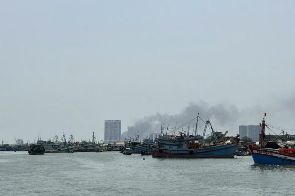 Khoi boc len tu dam chay co the nhin thay tu rat xa. Anh: Phuc Buu