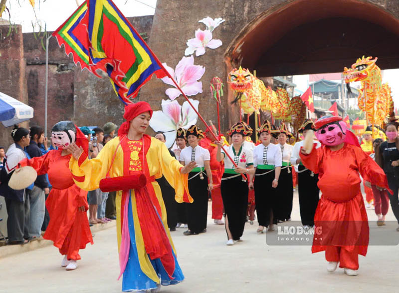 People and tourists eagerly participate in the Ban Phu City Festival in Dien Bien. Photo: Thanh Binh