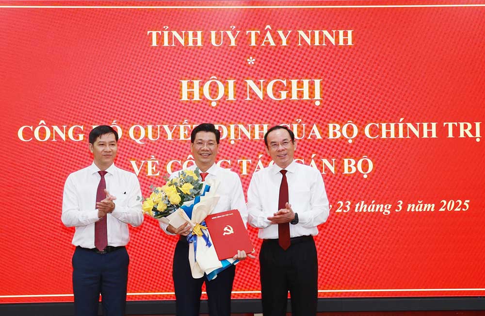 Politburo member, Ho Chi Minh City Party Committee Secretary Nguyen Van Nen (right of the photo) and Deputy Head of the Central Organizing Committee Nguyen Thanh Tam (left of the photo) presented the decision and presented flowers to congratulate Tay Ninh Provincial Party Committee Secretary Nguyen Manh Hung. Photo: To Tuan/Tay Ninh Newspaper