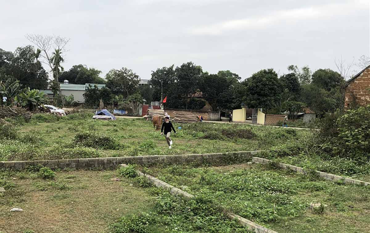 Many investors have come to the western area of Hanoi to buy land to plan. Photo: Anh Huy.