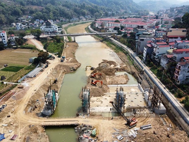 Trên công trường xây đập dâng nước trăm tỉ đồng