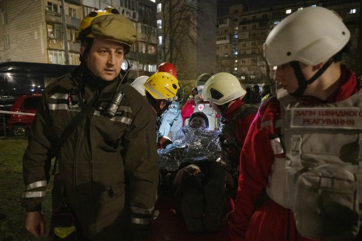 Rescue forces help a victim in a Russian UAV attack on the capital Kiev (Ukraine). Photo: AFP