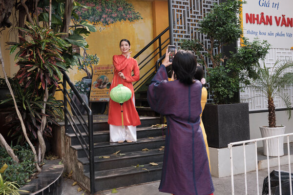 Cac ban tre tranh thu chup hinh luu giu lai khoanh khac dang nho voi Viet phuc. Anh: Trang Nguyen