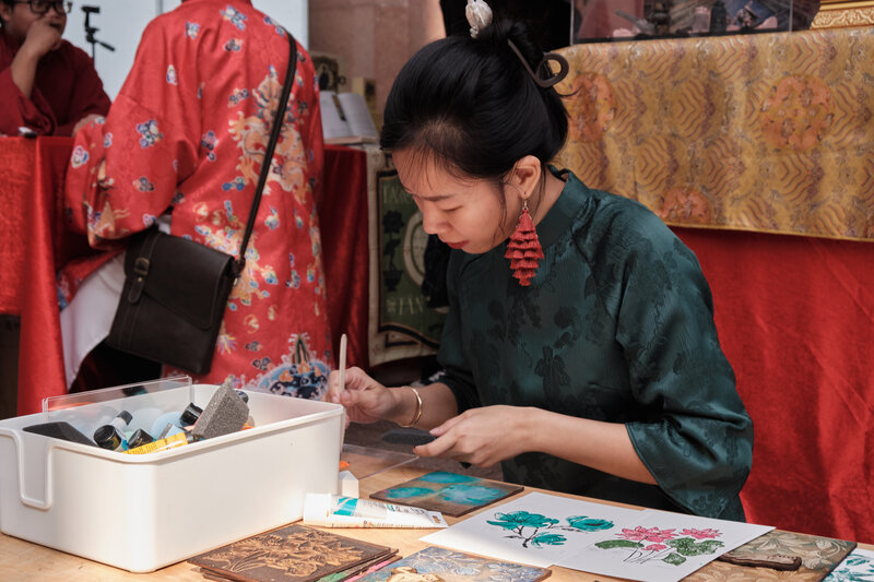 Hoat dong lam tranh moc thu thach su kheo leo cua du khach va cac ban tre. Anh: Trang Nguyen