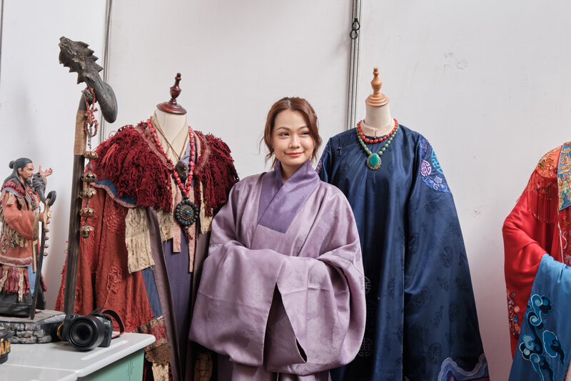 Cac ban tre hao hung thu nhung trang phuc truyen thong. Anh: Trang Nguyen 