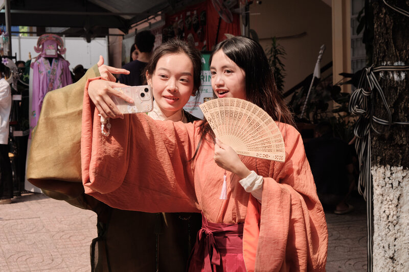 Tuong Vi (right) and her friend were present early to experience Dong Phong traditional costumes. Photo: Trang Nguyen
