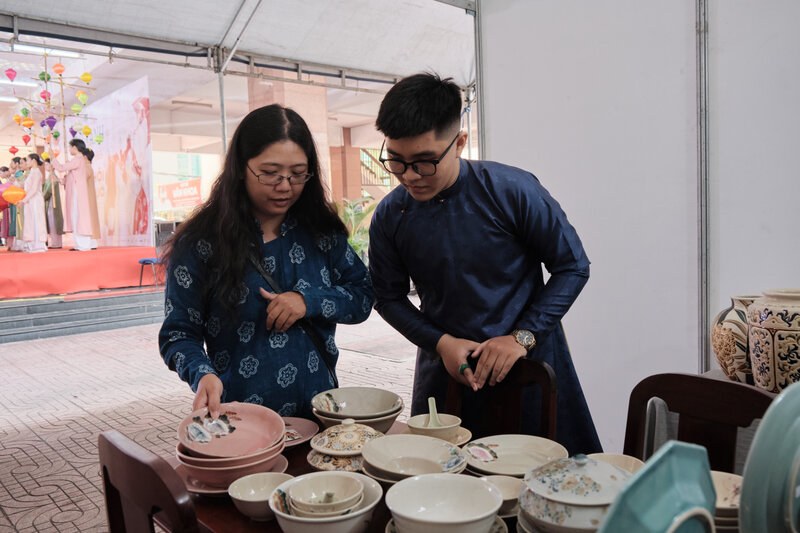 Gian hang gom su thu hut nhieu khach tham quan den tim hieu. Anh: Trang Nguyen