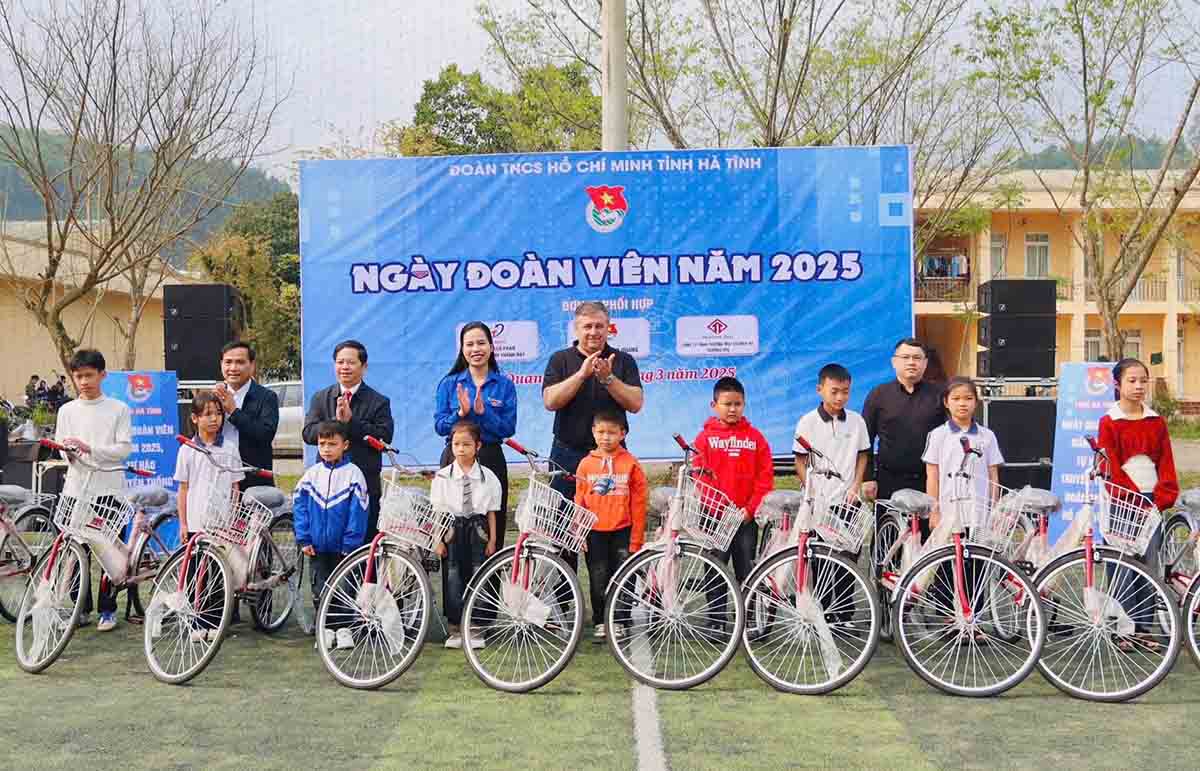 Trao tặng xe đạp cho con của công nhân ở huyện Vũ Quang là hoạt động ý nghĩa, thiết thực. Ảnh: Đoàn Tuấn.