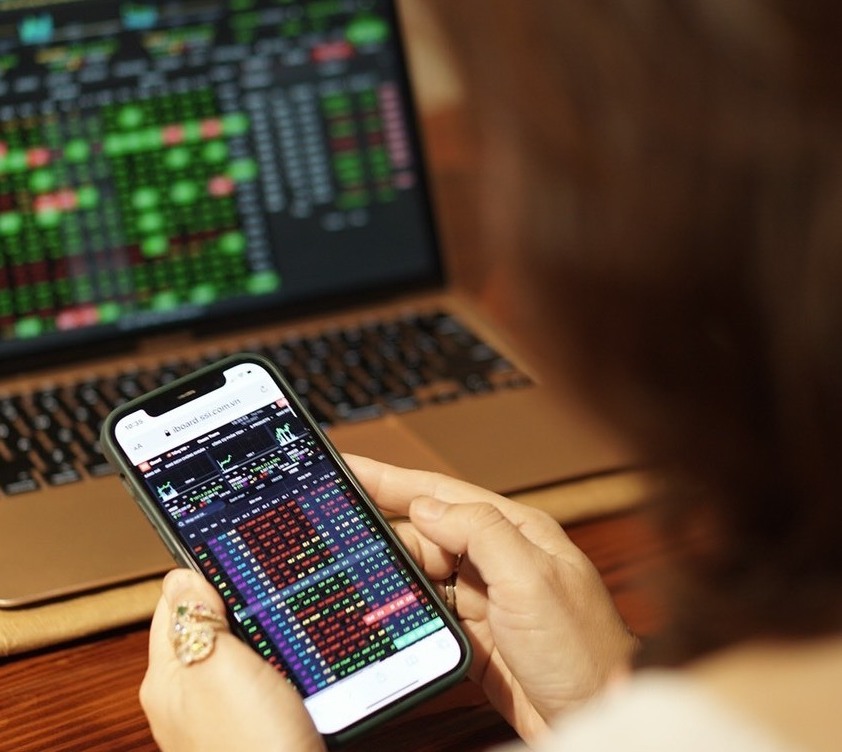 Domestic cash flow still plays a leading role in the stock market. Photo: Le Toan