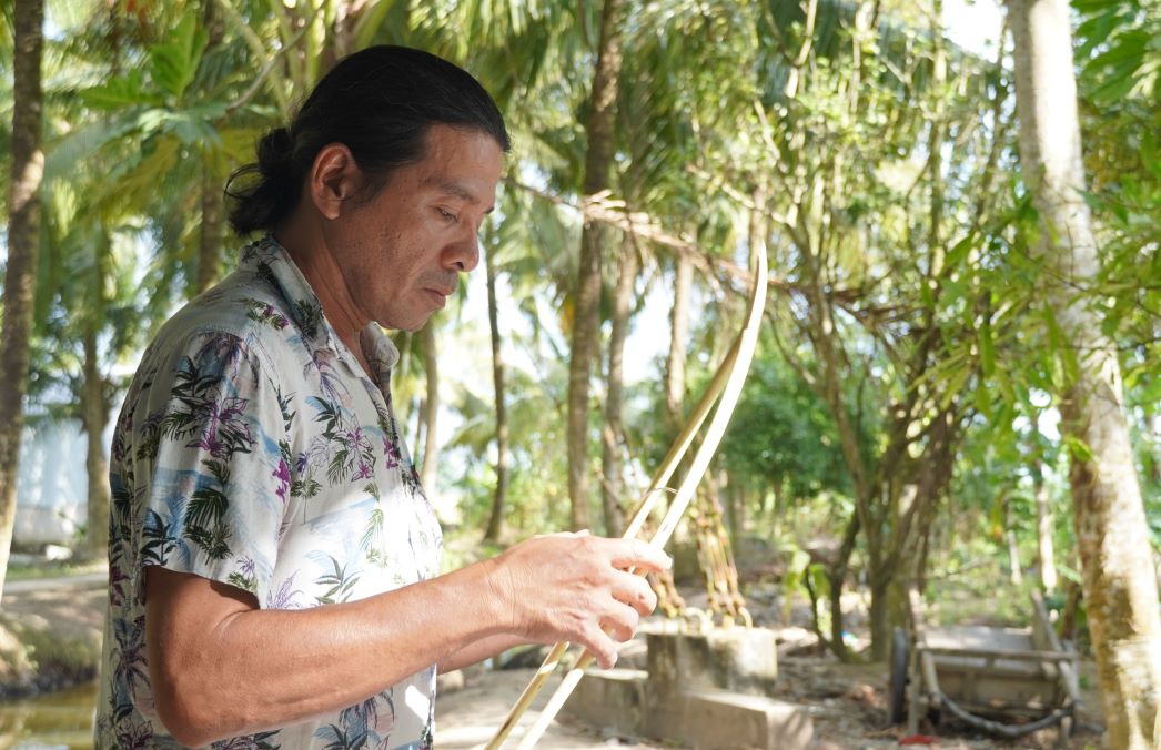 Mr. Tang Thanh Hien with the expertise of making crazy Ngo boats